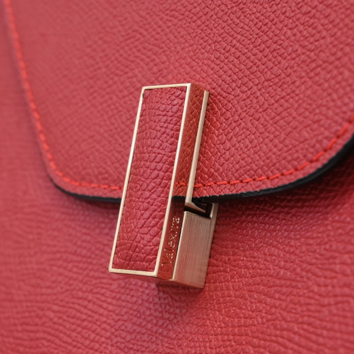 Valextra, the name of Italy's beloved horse, Iside is Val. One of extra's most iconic designs. There is no obvious logo, but the simple collective line design is very recognizable, full of architectural art, and shows a capable and intellectual style. It is made of imported palm-print lining cowhide, with up to five stitches of handwork, and the shiny oil edges test the skill of the craftsman. Large size: 26cm model 6627#